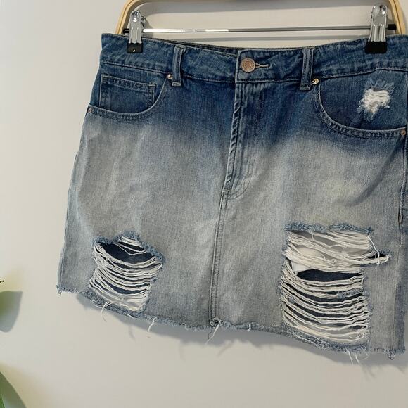 Forever 21 Ombre Denim Distressed Mini Skirt Size 28 - Picture 4 of 5
